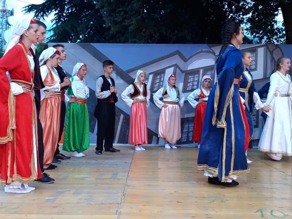 Фолклорен настап на сцена